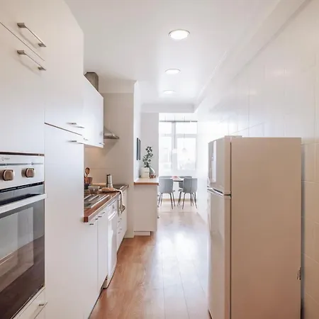 Herbert - 2 Bedrooms And Balcony In Areeiro Apartament
