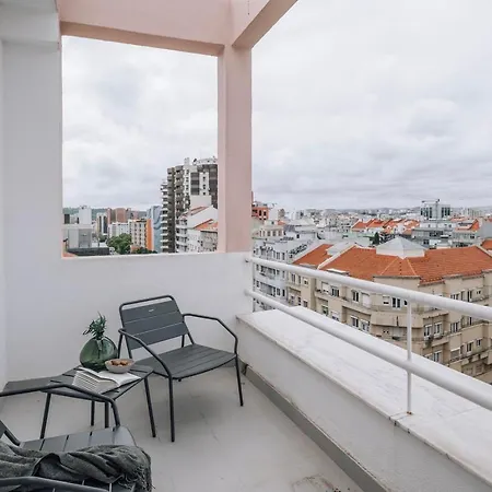 Herbert - 2 Bedrooms And Balcony In Areeiro * Lizbona