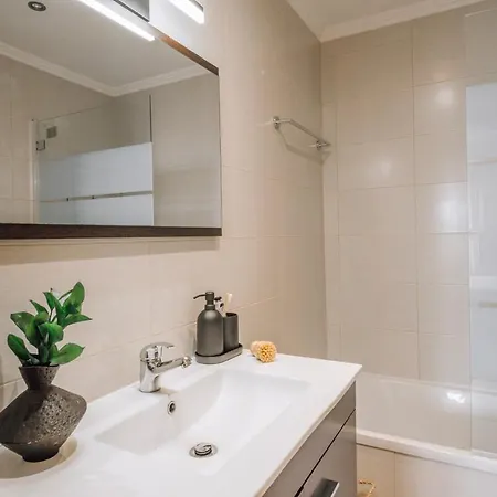Herbert - 2 Bedrooms And Balcony In Areeiro Apartman Lisboa