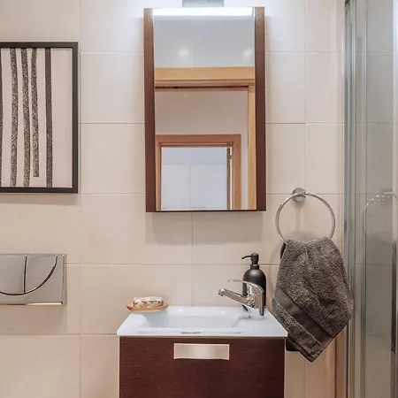 Herbert - 2 Bedrooms And Balcony In Areeiro Lägenhet